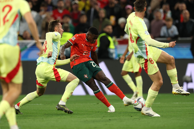 阿根廷记者：目前埃斯特旺比亚马尔出色，前者的终结能力更强（阿媒记者：埃斯特旺目前更出彩，终结能力胜过比亚马尔）