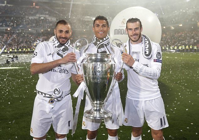 西甲前瞻：巴萨盼取胜继续争夺榜首，阿拉维斯能否制造麻烦？（西甲前瞻：巴萨剑指三分紧咬榜首，阿拉维斯能否搅局？）