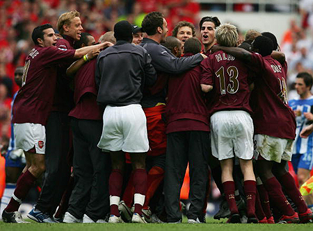 荷兰足协及所有荷兰俱乐部发布声明：呼吁对闹事球迷提起诉讼（荷兰足协与各俱乐部发联合声明：呼吁依法起诉闹事球迷）