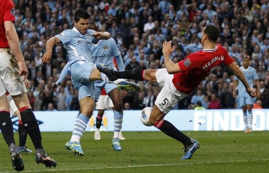 球迷举横幅感谢队长